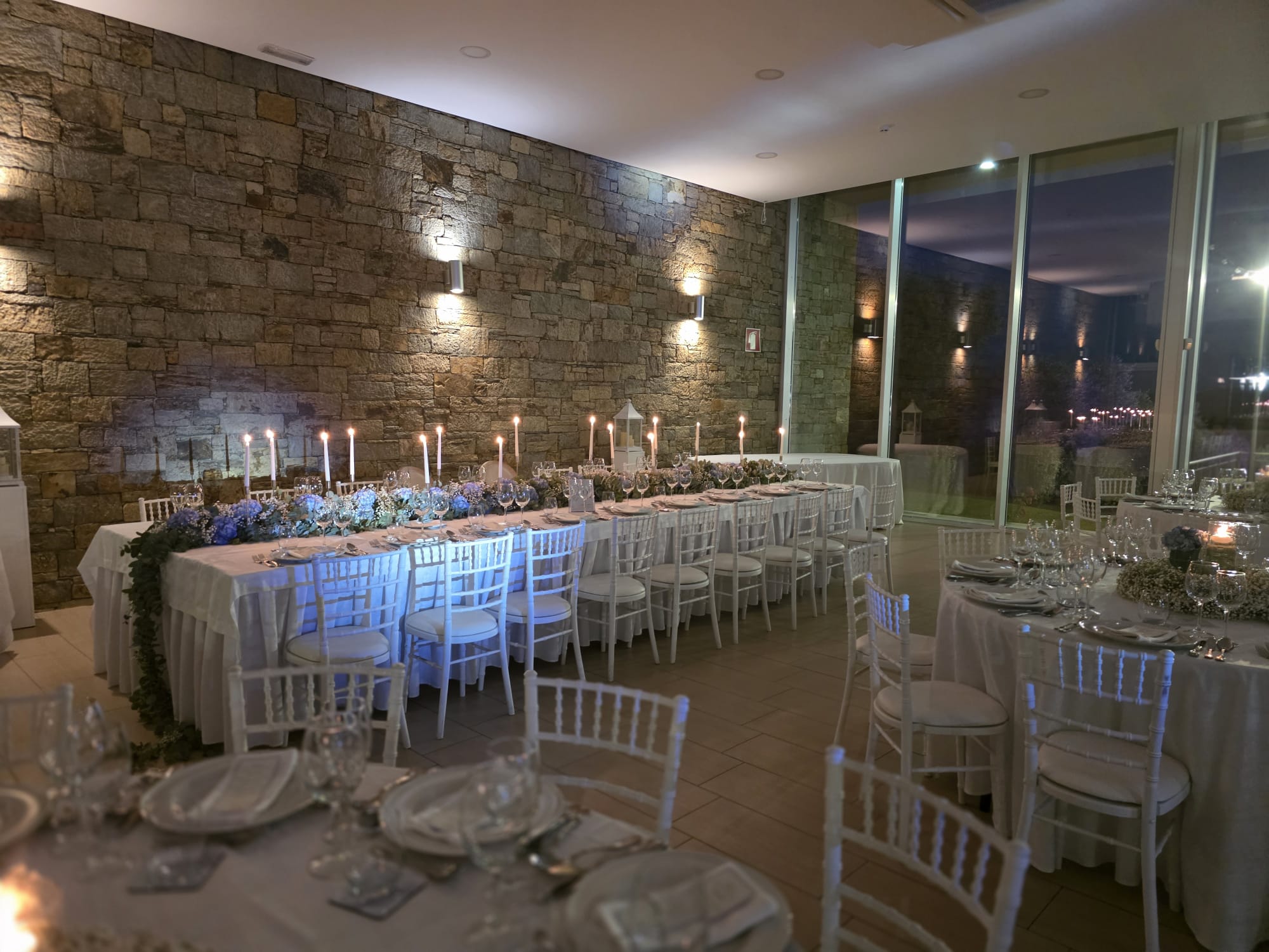 Sala de eventos decorada para um jantar à noite